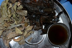 dry and boiled kinkiliba leaves and the finished beverage